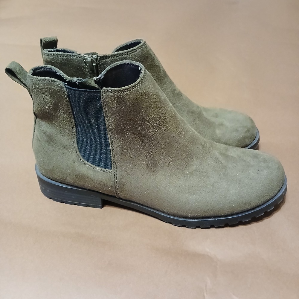 Sonoma Goods For Life Cilantro olive green suede ankle boots Size 9 Side Zipper